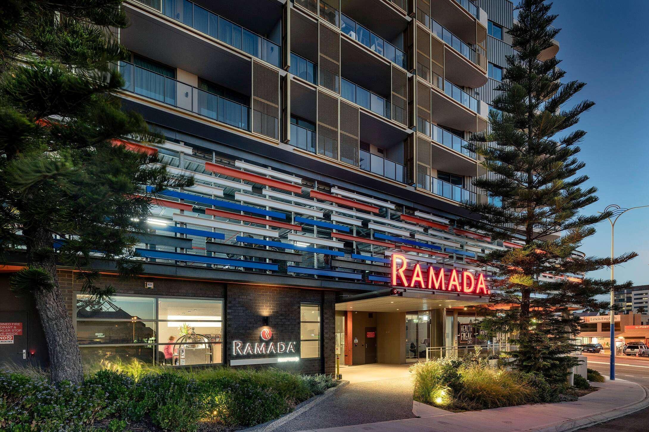 Ramada By Wyndham Vetroblu Scarborough Beach Перт Экстерьер фото