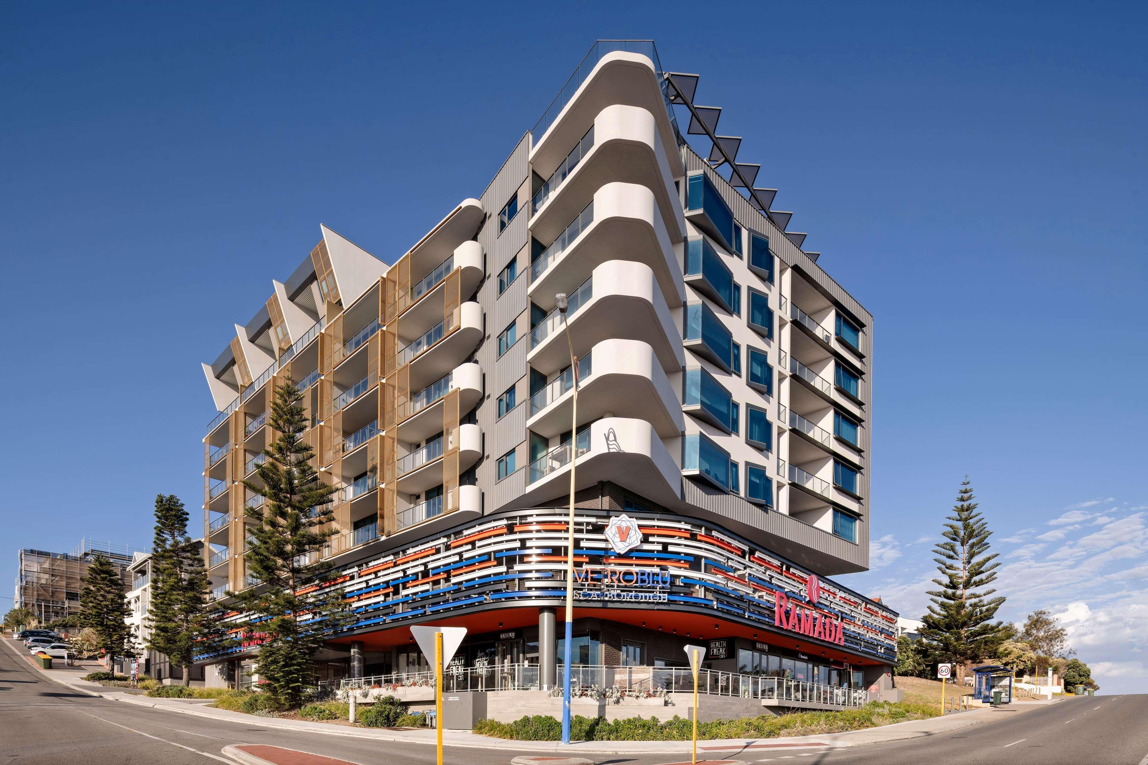 Ramada By Wyndham Vetroblu Scarborough Beach Перт Экстерьер фото